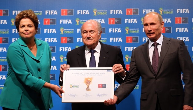 Президент ФИФА Йозеф Блаттер (в центре) и президент России Владимир Путин (справа).