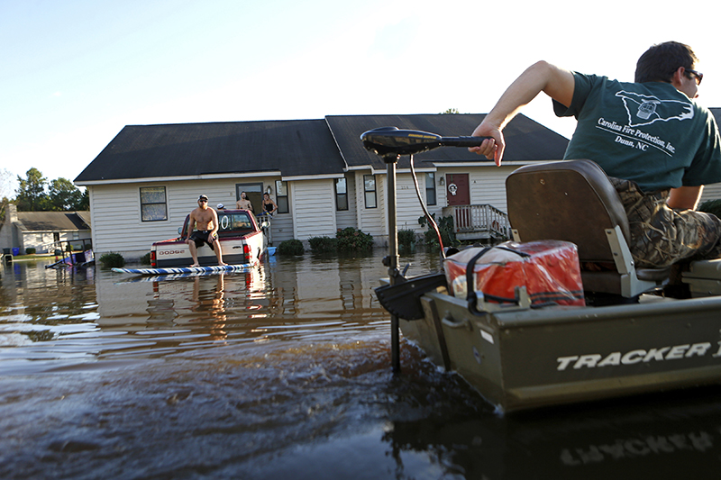 Местные жители в&nbsp;затопленном Гринвилле, Южная Каролина
