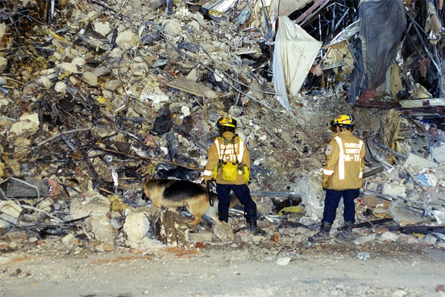Спасатели у здания Пентагона 11 сентября 2001 года