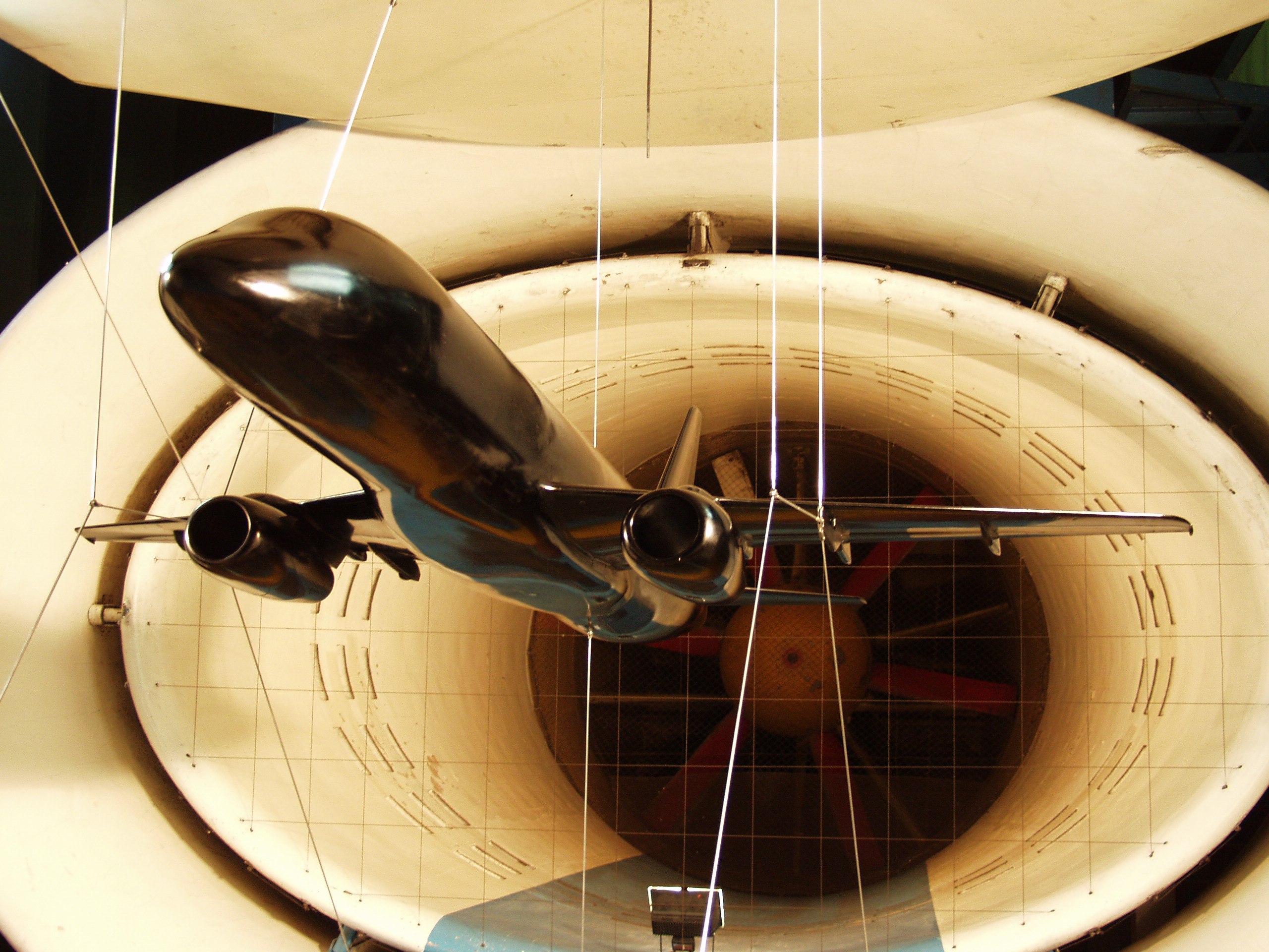 Модель SSJ-100 проходит аэродинамические испытания в трубе