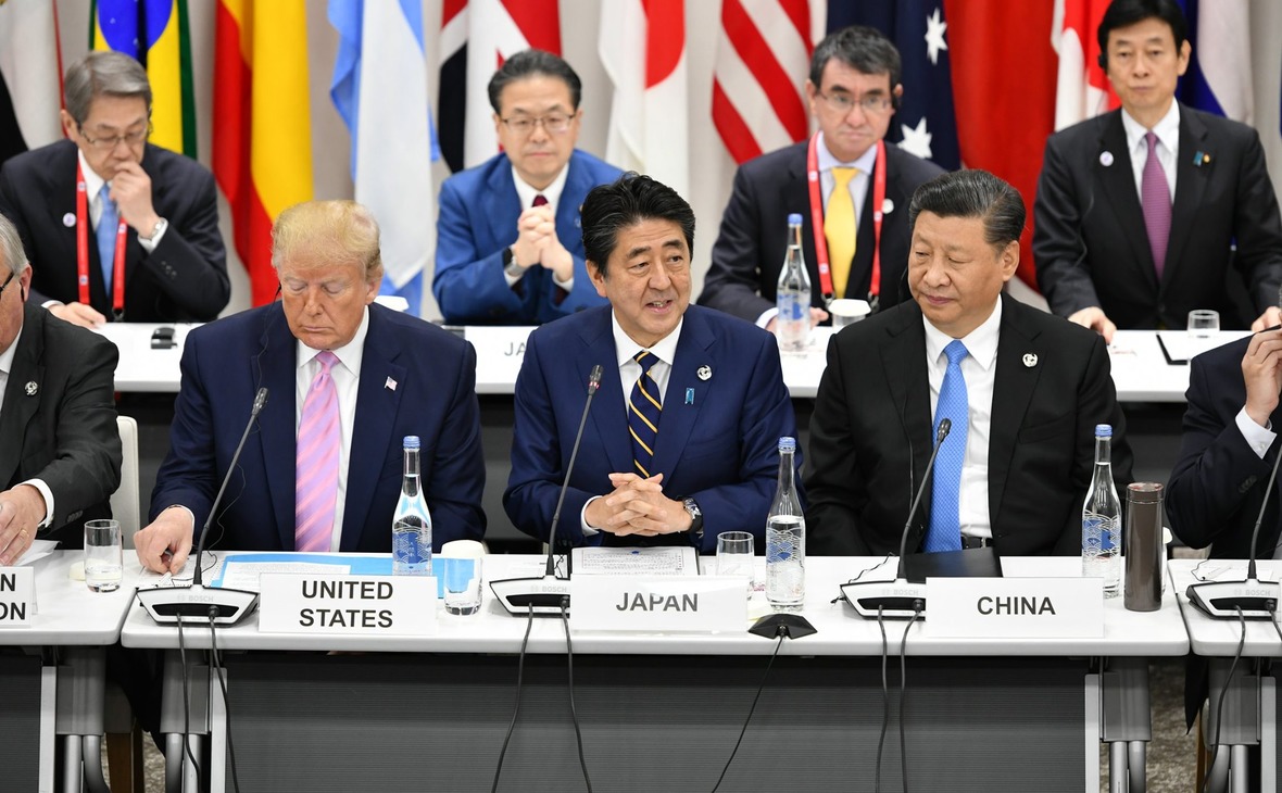 Слева направо: президент США Дональд Трамп, премьер-министр Японии Синдзо Абэ, председатель КНР Си Цзиньпин. Встреча &laquo;Большой двадцатки&raquo;. Япония, Осака