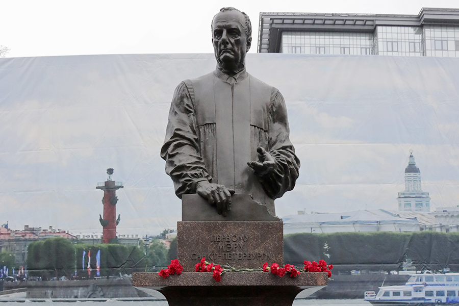 Памятник первому мэру Санкт-Петербурга Анатолию Собчаку был открыт на пересечении Большого проспекта и 26-й линии Васильевского острова