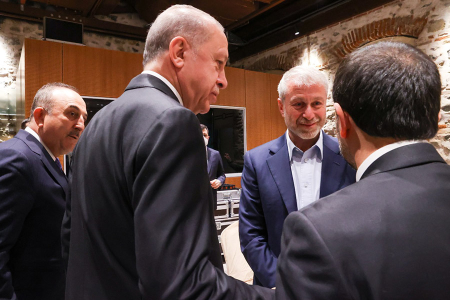 Слева направо: глава МИД Турции Мевлют Чавушоглу, президент Турции Реджеп Эрдоган и бизнесмен Роман Абрамович
