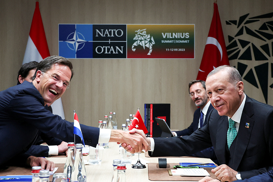 На первом плане слева направо: премьер-министр Нидерландов Марк Рютте и президент Турции Реджеп Тайип Эрдоган.

Еще одна длительная интрига в НАТО&nbsp;&mdash; позиция Турции по вопросу членства Швеции в альянсе. Швеция подала заявку в 2022 году вместе с Финляндией, но ее блокировала Турция. В итоге Финляндия была принята в НАТО в 2023 году отдельно. Незадолго до саммита Эрдоган заявил, что Анкара одобрит членство Швеции, если Турцию примут в ЕС. Позднее генсек альянса Йенс Столтенберг сообщил, что Эрдоган согласился как можно скорее отправить протокол о присоединении Швеции к НАТО в парламент для ратификации