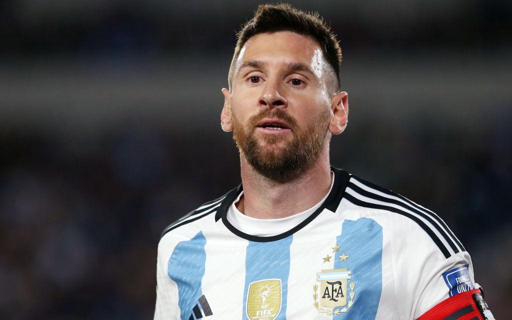 Футболист сборной Парагвая плюнул в Месси во время матча. Видео
