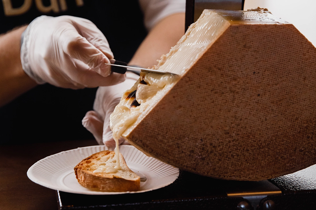 Раклет — старинное швейцарское блюдо, идеально подходящее к вину