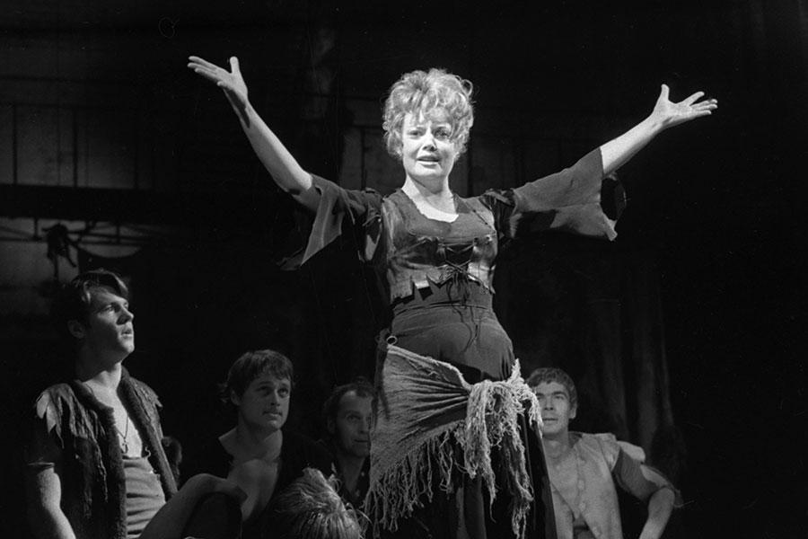 Татьяна Доронина в музыкальном спектакле &laquo;Человек из Ламанчи&raquo; в постановке Андрея Александровича Гончарова в Московском академическом театре имени Вл. Маяковского, 1972 год