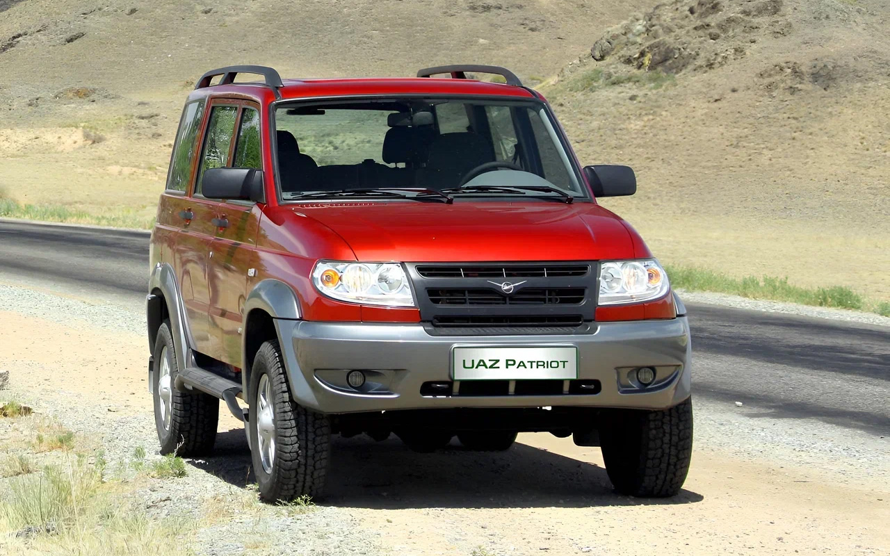 2005 год. Товарный УАЗ-3163 / UAZ Patriot. По сути &mdash; производный от версии 3162 с расширенной колеей, мостами &laquo;Спайсер&raquo; и моторами ЗМЗ. Основным был бензиновый 16-клапанный 2.7 409.10 (128 л.с.) с МКП5. В конце 2006-го поставили АБС Bosch