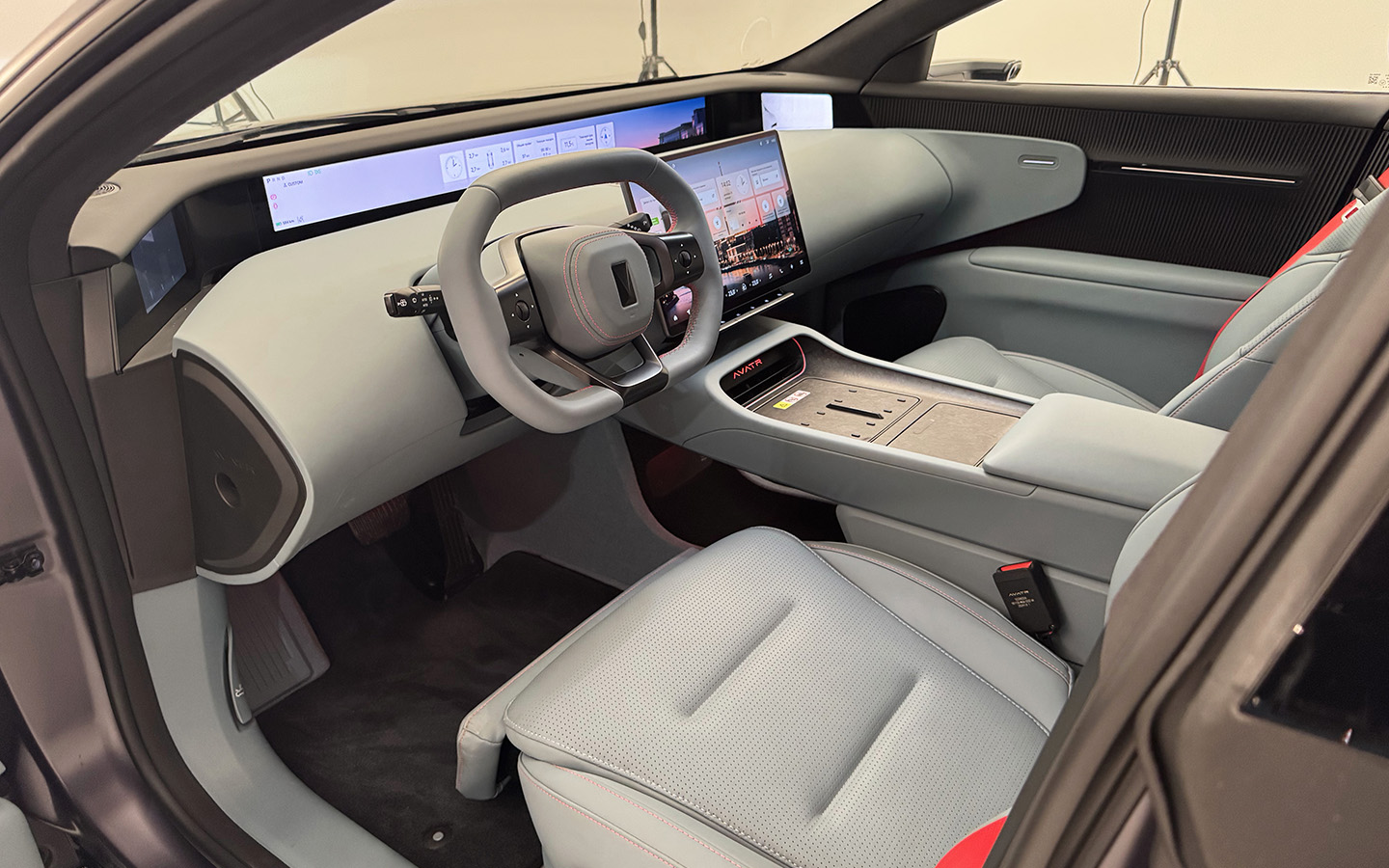 К вытянутому экрану под лобовым стеклом моментально привыкаешь. Решение максимально удобное, особенно при возможности кастомизации