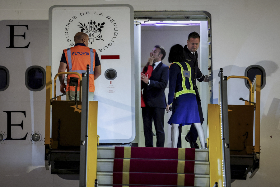 25 мая в Сеть попало видео, на котором президент Франции Эмманюэль Макрон получает пощечину от своей супруги Брижит. Это произошло в аэропорту Ханоя, куда Макрон с женой прибыли с официальным визитом. После этого президент вышел к журналистам и протянул руку первой леди, однако та не приняла помощь мужа. В Елисейском дворце призвали СМИ не строить теории заговора, объяснив, что Макрон с женой просто дурачились.