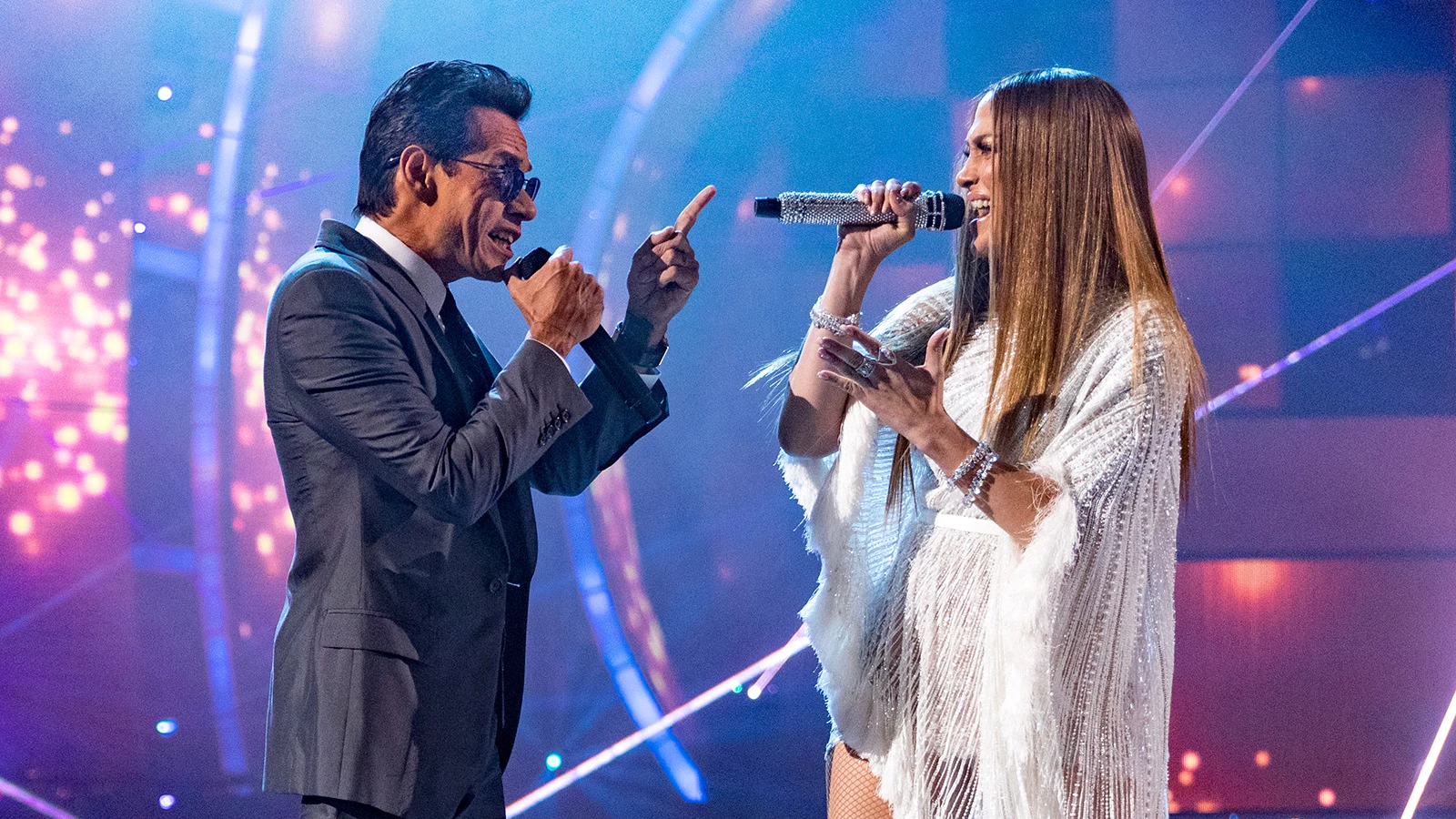 Марк Энтони и Дженнифер Лопес на сцене во время 17-й ежегодной церемонии вручения премии Latin Grammy Awards, 17 ноября 2016 года в Лас-Вегасе