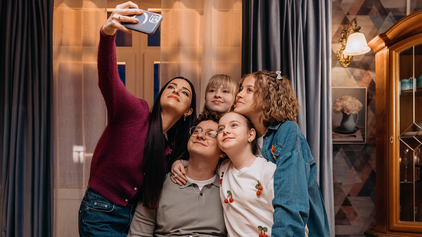 Анастасия Сиваева, Филипп Бледный, Полина Айнутдинова, Ева Смирнова, Вита Корниенко на съемках пятого сезона «Папины дочки. Новые»