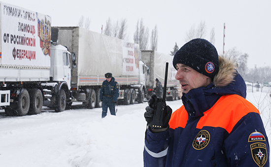 Сотрудник МЧС у грузовиков из автоколонны с гуманитарной помощью для жителей юго-востока Украины