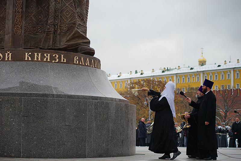 Патриарх Кирилл освятил памятник князю Владимиру


