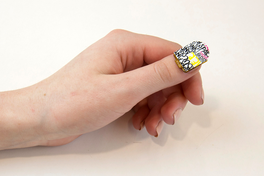 Накладные ногти NailO &mdash; еще одна совместная разработка ученых Media Lab с участием Дементьева. Встроенный сенсор позволяет пользователю управлять электроникой