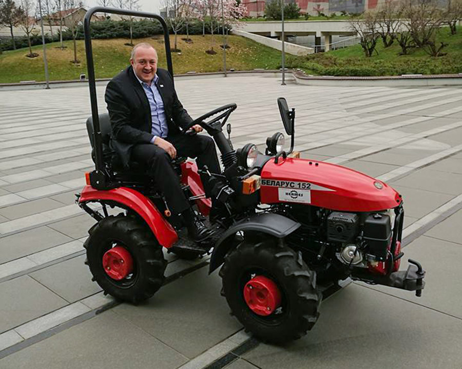 В марте 2018 года белорусский лидер Александр Лукашенко в ходе визита в Грузию подарил президенту страны Георгию Маргвелашвили (на фото) мини-трактор. Белорусские СМИ, комментируя подарок, отмечали любовь Маргвелашвили к сельскому хозяйству и вспоминали, что он размещал в социальной сети отчет о хорошем урожае белорусского картофеля.
