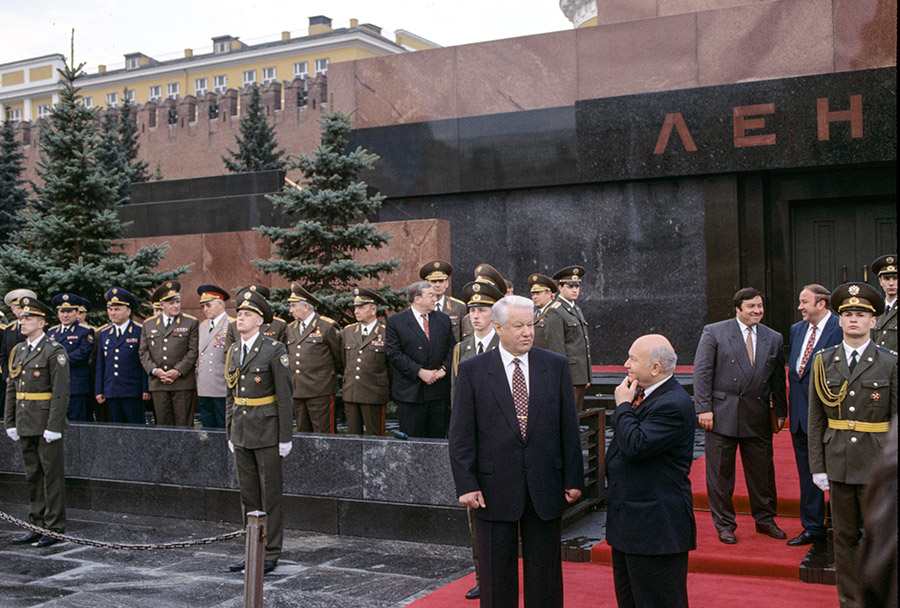 
Путч и Мавзолей


В середине 1990-х Лужков был последовательным сторонником Бориса Ельцина. В августе 1991 года он участвовал в обороне Белого дома. В своих мемуарах &laquo;Записки президента&raquo; Ельцин вспоминал, что с Лужковым в Белый дом приехала и его жена Елена Батурина, которая тогда была беременна.

В 1993 году Лужков поддержал указ о роспуске Верховного Совета (распорядился отключить в здании свет, горячую воду и телефоны). Объявленный парламентом исполняющим обязанности президента Александр Руцкой издал указ об освобождении Лужкова от должности мэра Москвы. Сторонники парламента попытались взять штурмом мэрию. В 1996 году Лужков вошел в предвыборный штаб Ельцина.

В начале 1990-х Лужков предложил президенту проект перезахоронения тела Владимира Ленина и ликвидации Мавзолея и некрополя у Кремлевской стены, но проект не был реализован из-за споров в обществе
