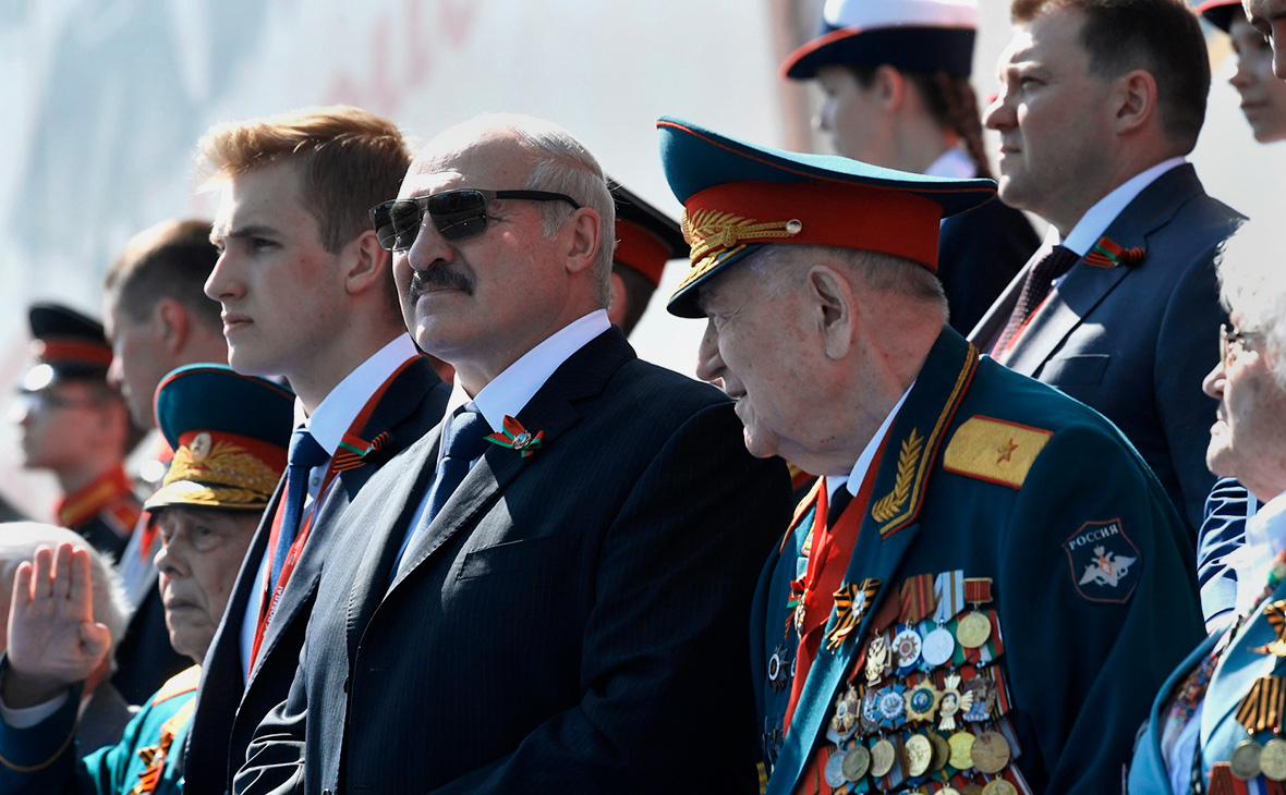 Александр Лукашенко на военном параде в ознаменование 75-й годовщины Победы в Великой Отечественной войне