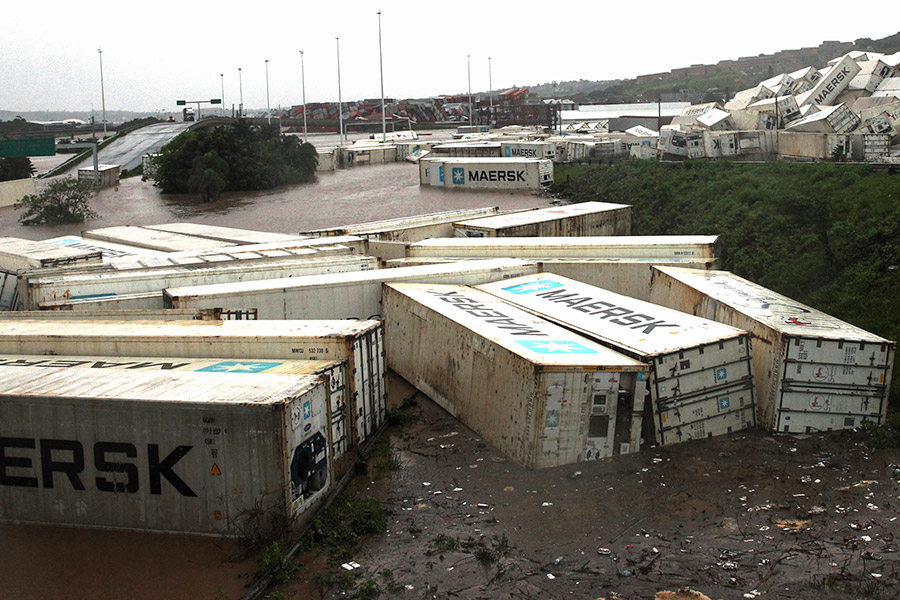 На фото:  потоки воды унесли и разрушили контейнеры с товарами в&nbsp;Дурбане, 12 апреля