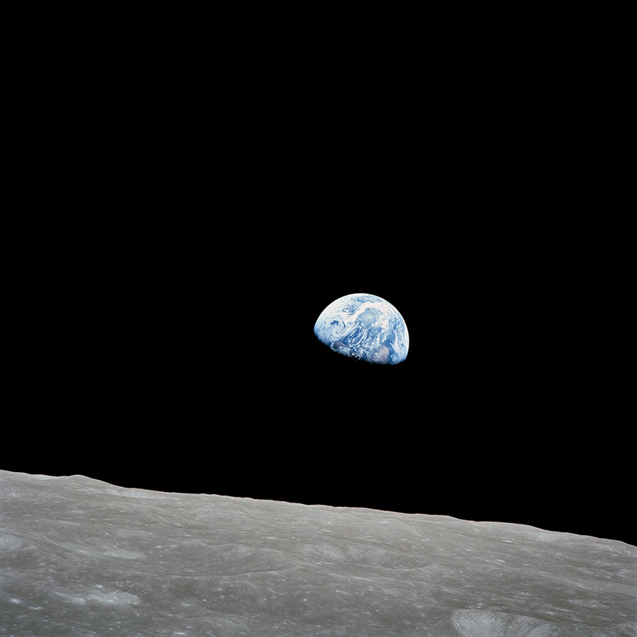 В декабре 1968 года NASA запустило пилотируемый космический корабль в рамках программы &laquo;Аполлон&raquo;. Выйдя на окололунную орбиту, космонавты увидели восход Земли. Цветную фотографию сделал астронавт Уильям Андерс. Пока он искал на космическом корабле 70-миллиметровую цветную пленку, командир корабля Фрэнк Борман сделал похожий черно-белый снимок. Впоследствии NASA поместила это фото на марках