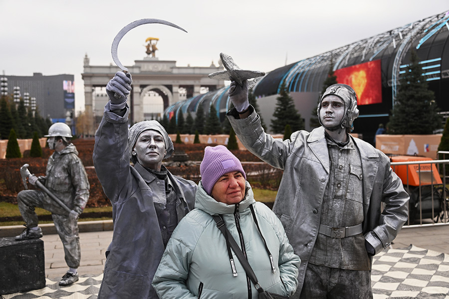 Возле галереи-тоннеля &laquo;Достижения России&raquo;