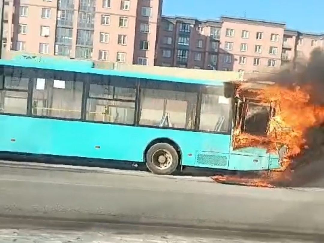 В Петербурге снова загорелся маршрутный автобус. Видео — РБК