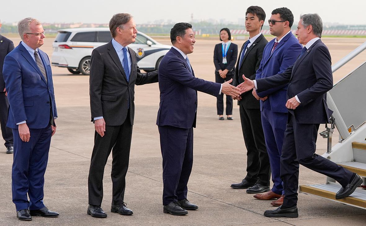 Энтони Блинкен,&nbsp;Конг Фуан, посол США в Китайской Народной Республике Николас Бёрнс и генеральный консул США в Шанхае Скотт Уокер (справа налево на переднем плане)