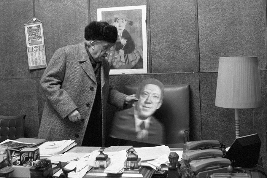 Юрий Никулин в кабинете в цирке на Цветном бульваре, 1984 год