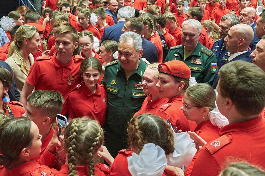 Министр обороны РФ Сергей Шойгу (в центре) и заместитель министра обороны РФ, начальник Главного военно-политического управления Вооруженных Сил РФ Андрей Картаполов (справа от Шойгу) на всероссийском форуме «Дай пять!», посвященном 5-летию движения «Юнармия», в центре «Авангард» парка Патриот», 2021 год