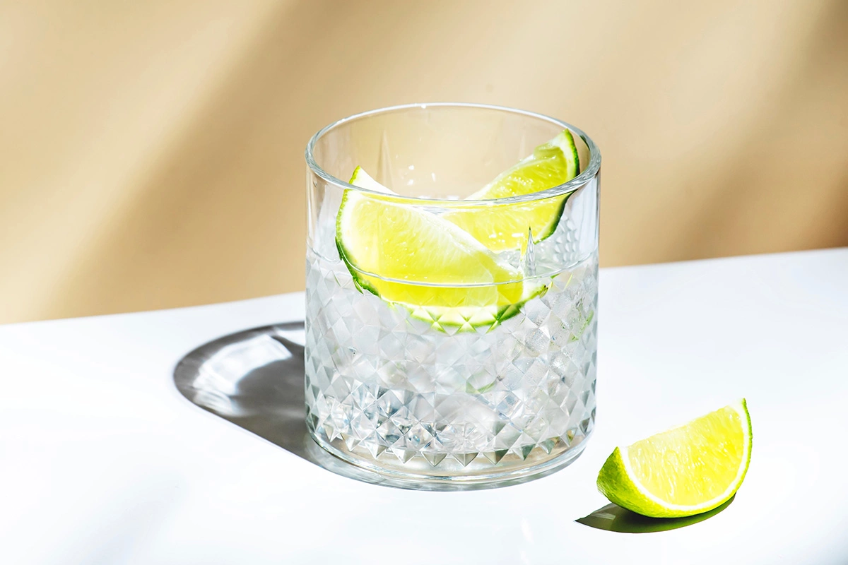 Vermouth Tonic пожалуй, самый удобный коктейль для тех, кто хочет получить свежий аперитив без сложных манипуляций