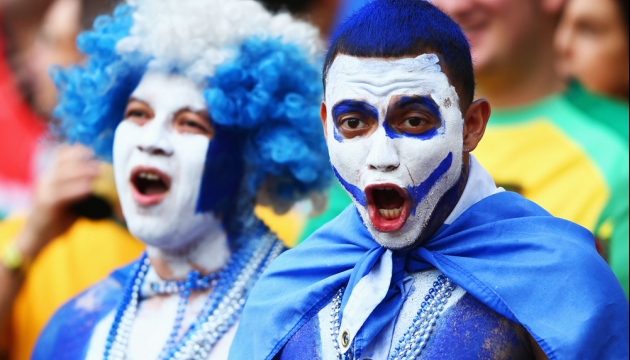 Болельщики сборной Гондураса наслаждаются атмосферой на стадионе «Бейра-Рио» перед матчем в группе Е Франция - Гондурас. 15 июня, Порту-Алегри, Бразилия. 