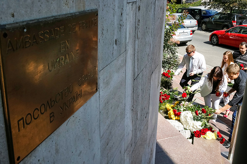 Цветы перед&nbsp;французским посольством в&nbsp;Киеве, Украина