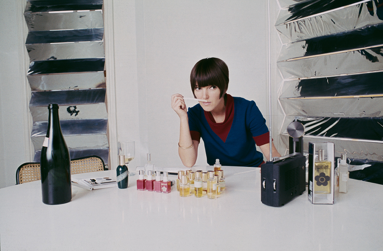 Мэри Куант во время тестирования парфюмерных образцов в своей лондонской студии, 1967