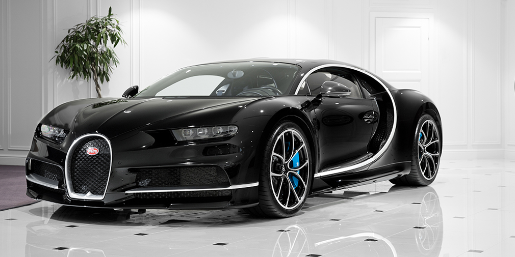 Розничные цены на Bugatti Chiron стартуют с отметки в 2,4 млн евро. Клиент из России по данным продавца купил автомобиль за 220 млн руб., но эксплуатировать его будет в Европе. Торжественная передача ключей должна состоятся в следующем году
