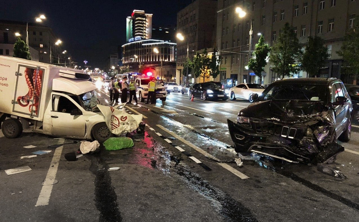 Место автомобильной аварии на Смоленской площади в Москве
