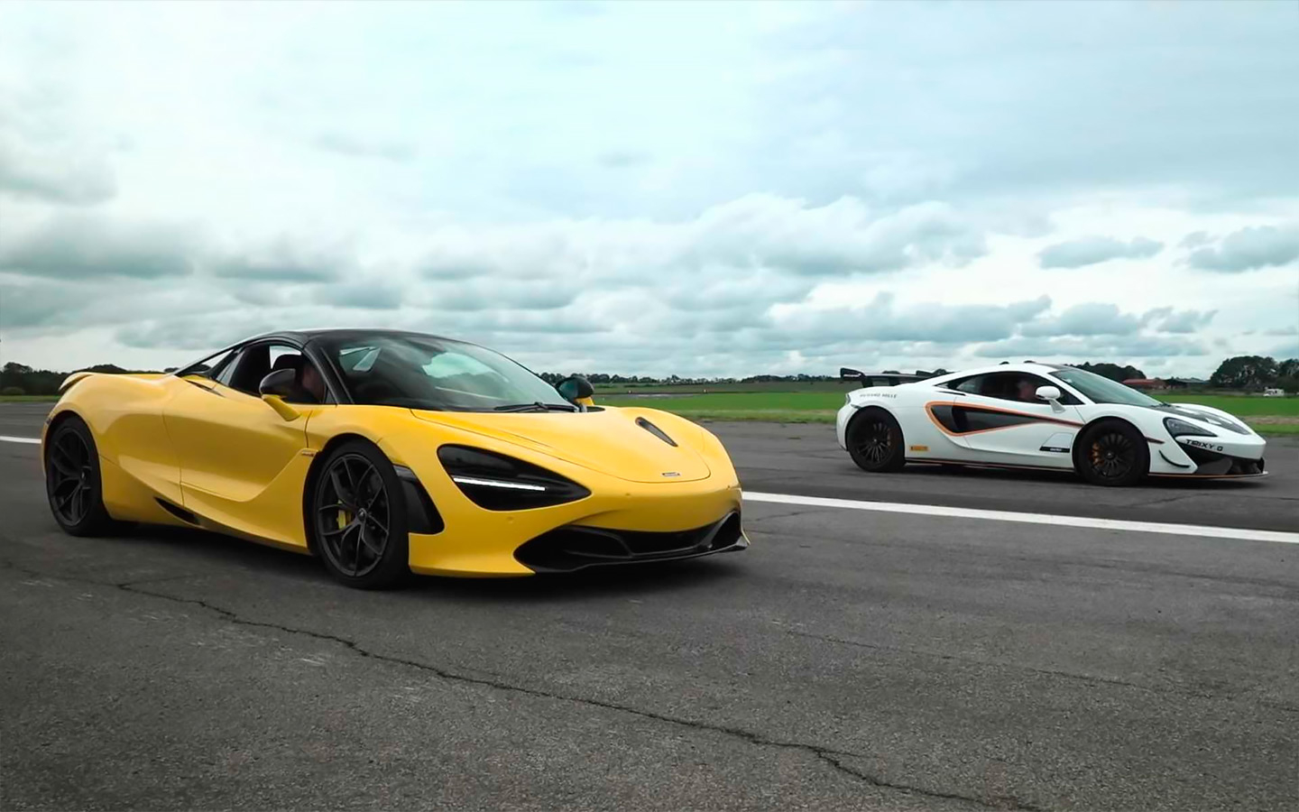 Два очень мощных McLaren посоревновались в дрэговом заезде. Видео
