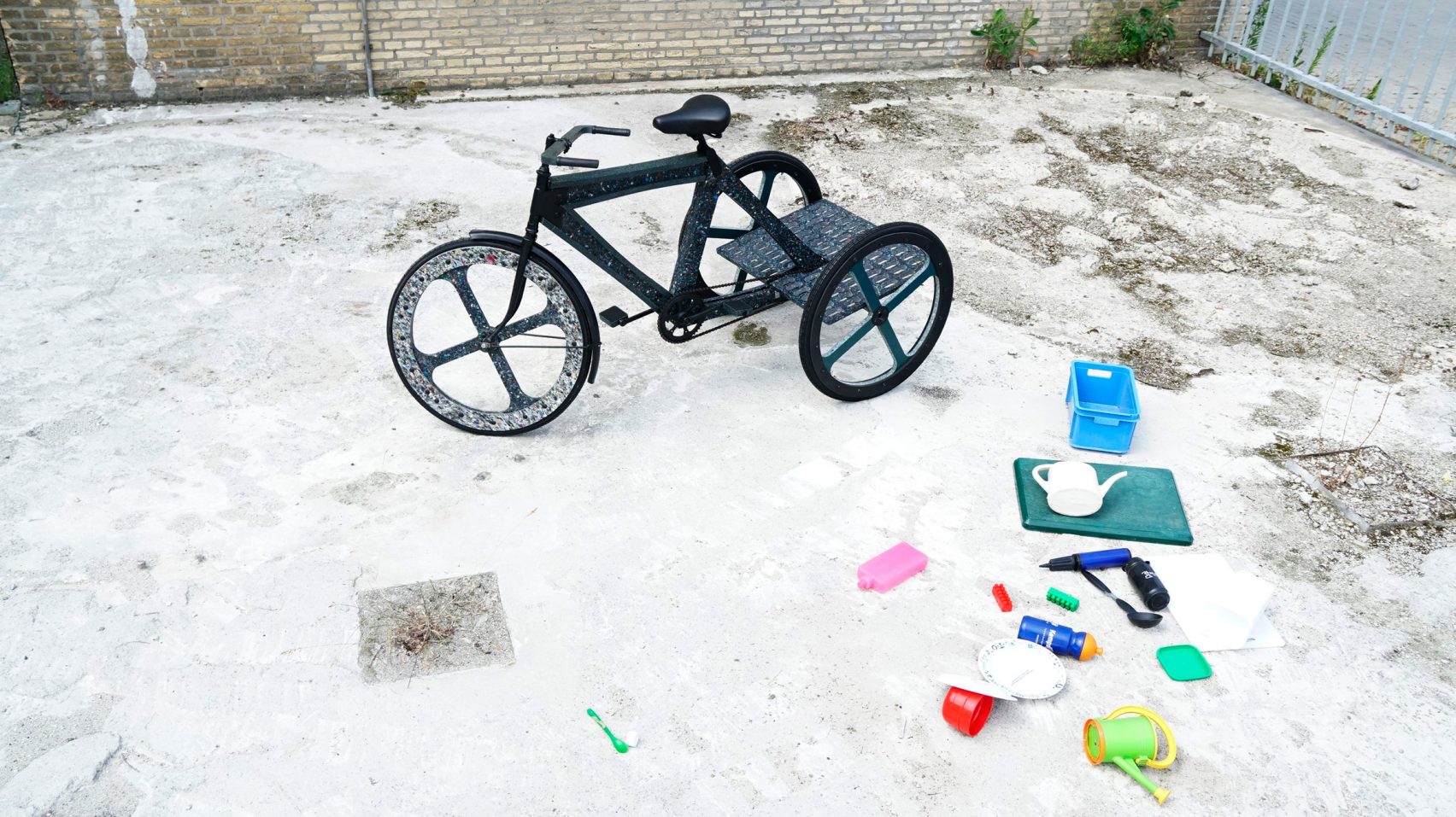 Велосипед, сделанный из переработанных бутылок