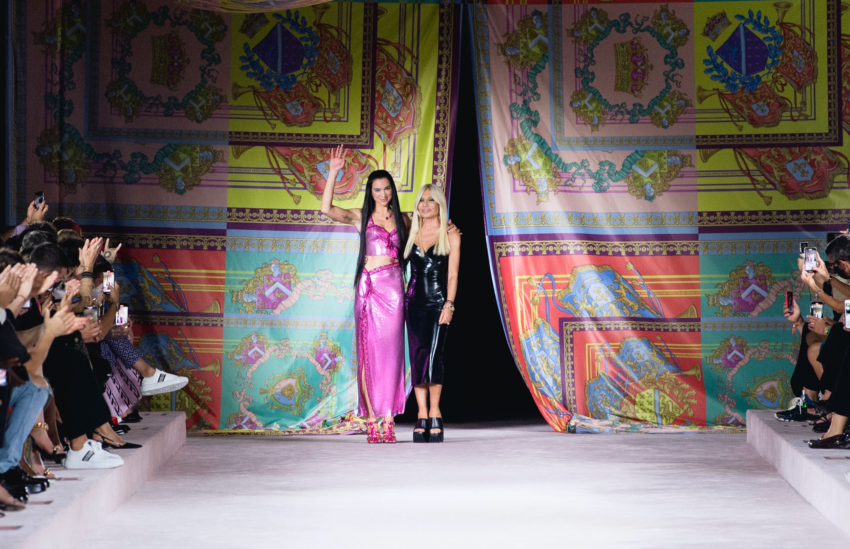 Дуа Липа и Донателла Версаче в финале показа Versace