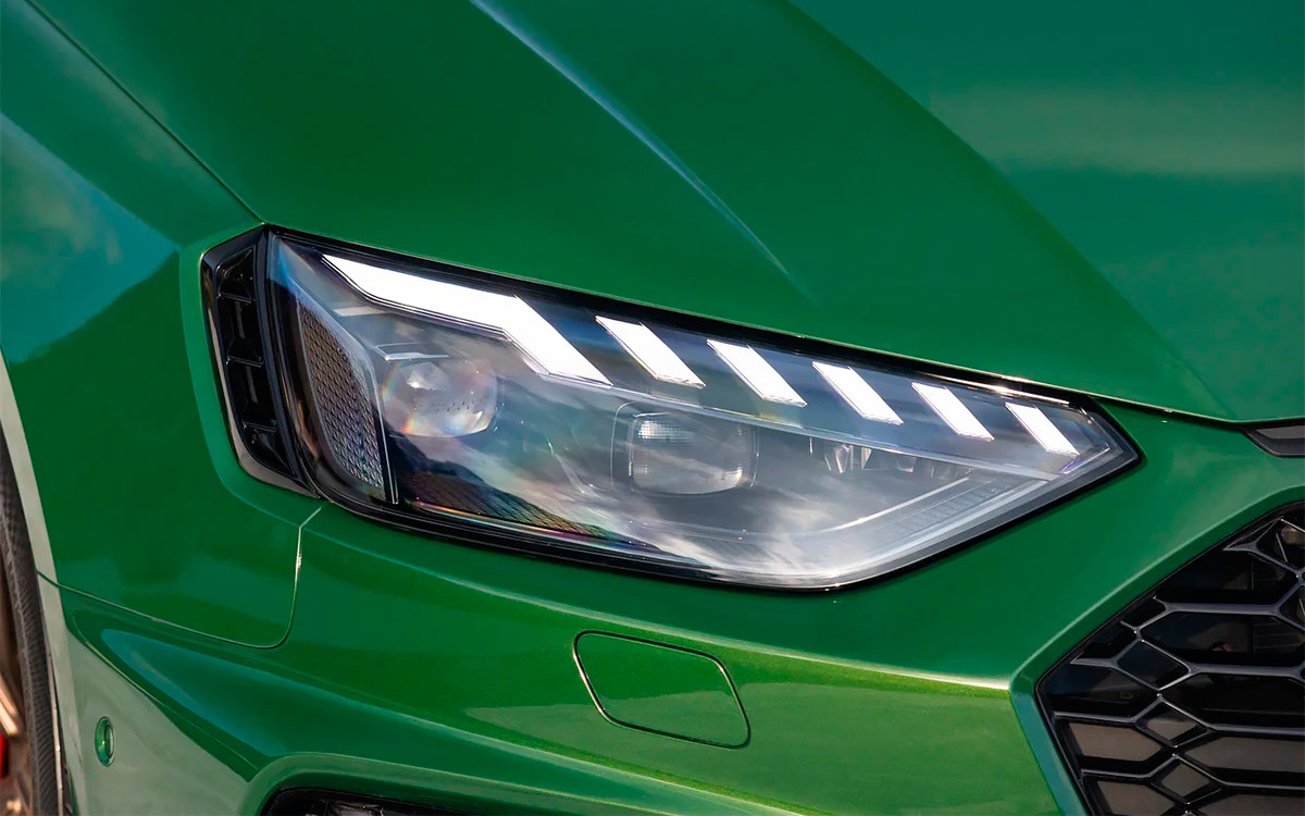 Матричные светодиодные фары входят в базовую комплектацию. Отличить обновленные Audi A4/A5 можно по пунктирной линии ходовых огней, а RS-модели &mdash; по черным декоративным вставкам сбоку.
