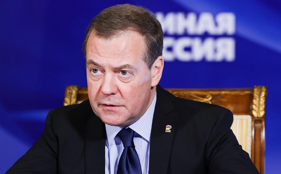 Медведев предложил не пускать «предателей» в Россию и лишить их заработка"/>













