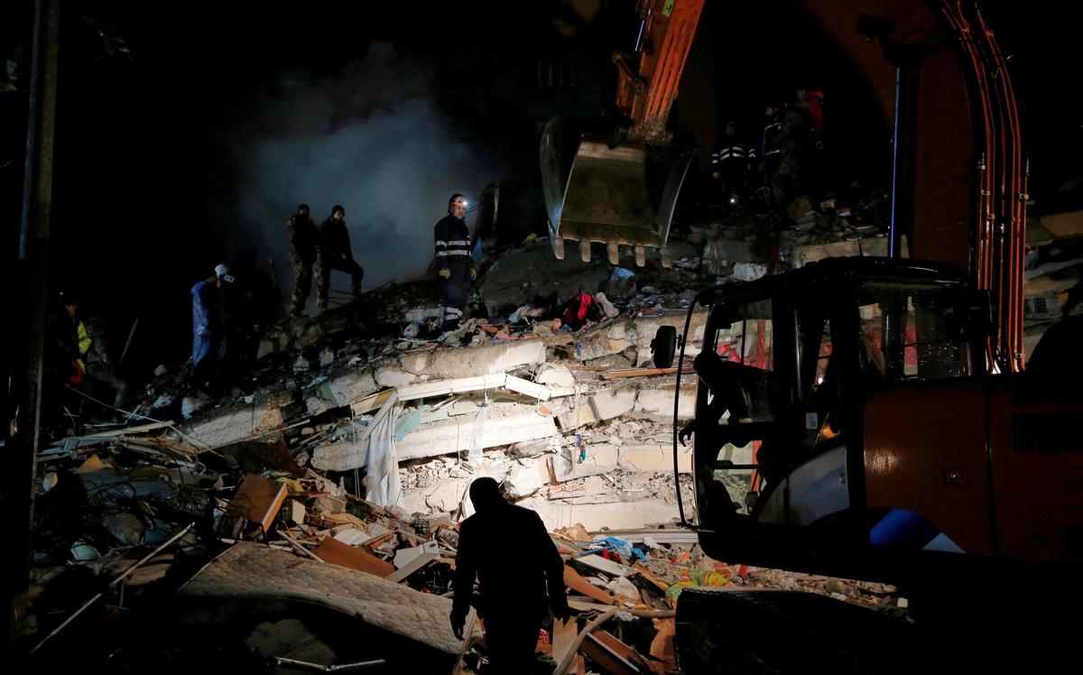 Спасательная команда работает на месте обрушения здания в Османии после землетрясения