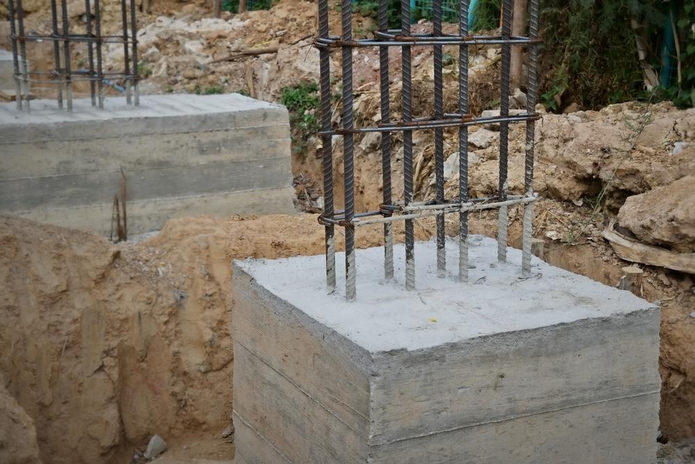 Инструкция: как правильно залить фундамент под забор с кирпичными столбами?