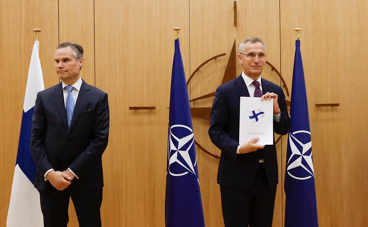Посол Финляндии в НАТО Клаус Корхонен (слева) и генеральный секретарь НАТО Йенс Столтенберг