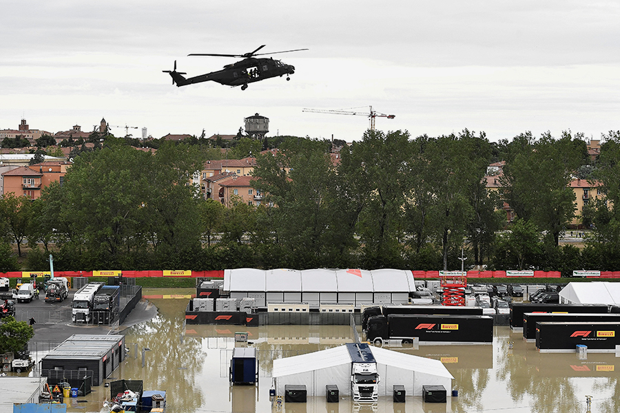 Вооруженные силы Италии и береговая охрана присоединились к спасательным операциям. Для эвакуации были задействованы вертолеты и надувные лодки