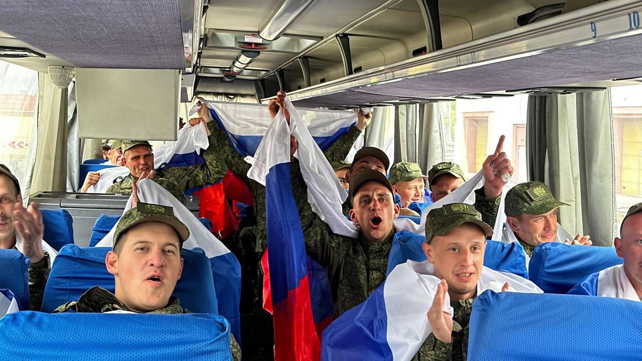 Минобороны показало видео с возвращенными из плена военными