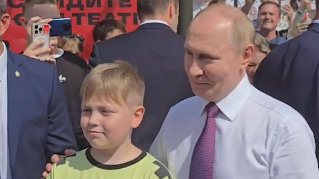 Путин вышел из машины пообщаться с жителями в День ВМФ в Петербурге