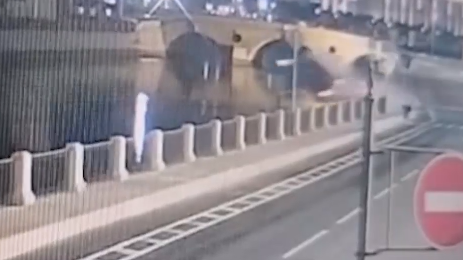 В Петербурге Porsche Cayenne пробил ограждение и улетел в реку