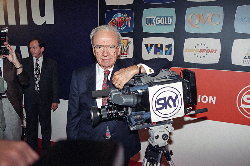 Руперт Мердок позирует рядом с камерой Sky Television во время церемонии запуска многоканального телевизионного пакета 1 сентября 1993 года

