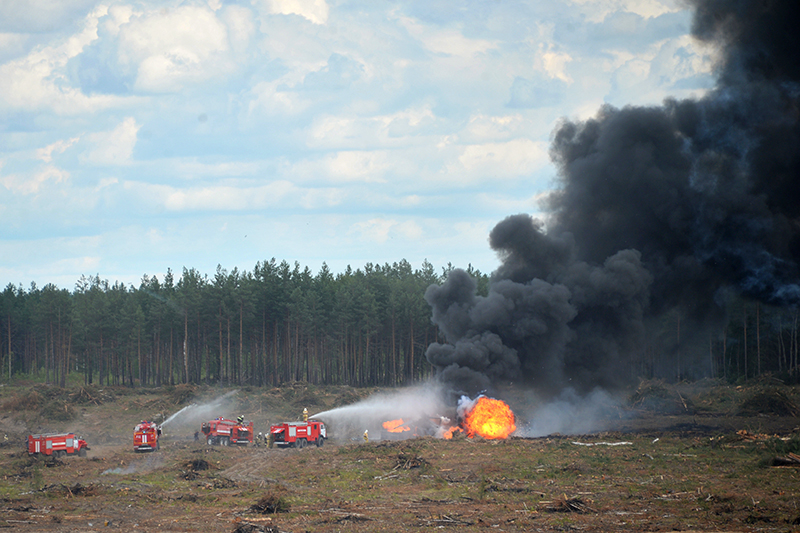 Сотрудники МЧС тушат пожар на месте крушения Ми-28 на полигоне &laquo;Дубровичи&raquo; в Рязанской области