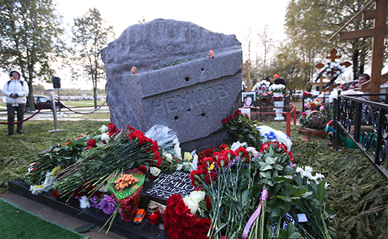 Памятник Борису Немцову на Троекуровском кладбище